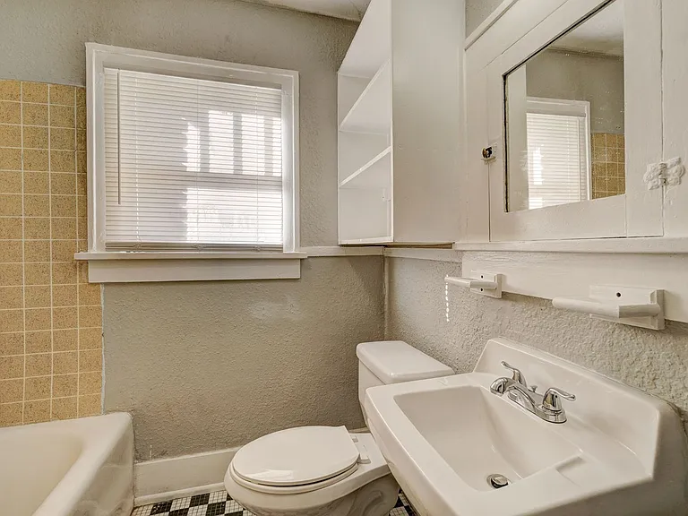 406 SW 23rd St — Photo 9
