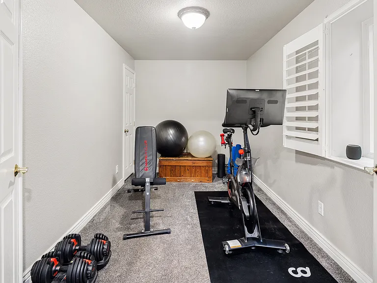 2682 Valentia St — Photo 37