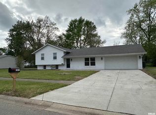 1815 Stonehenge Rd, Springfield, IL 62702