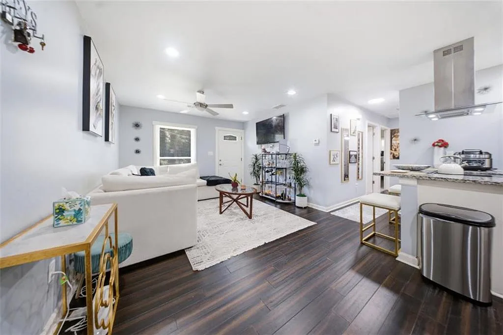 3 bed, 1.0 bath, 850 sqft, $2,000 — Photo 4
