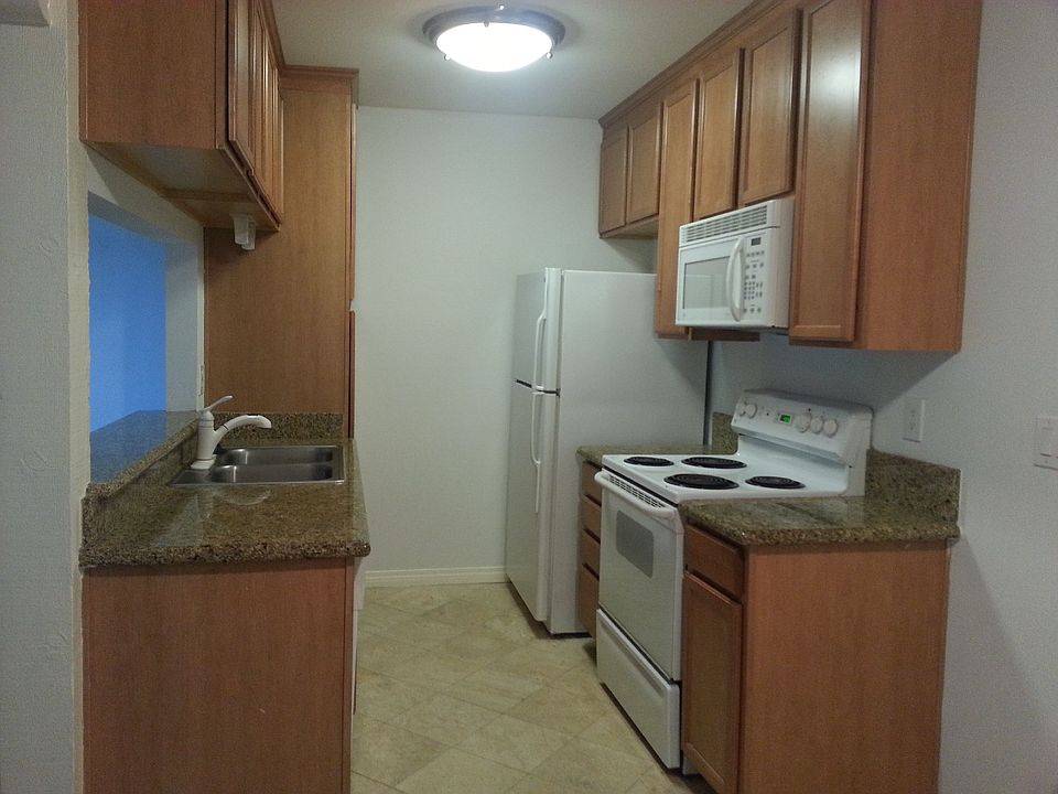 Kitchen w/Appliances