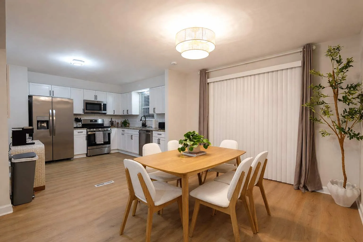 4 bed, 2200 sqft, $8,100 — Photo 4