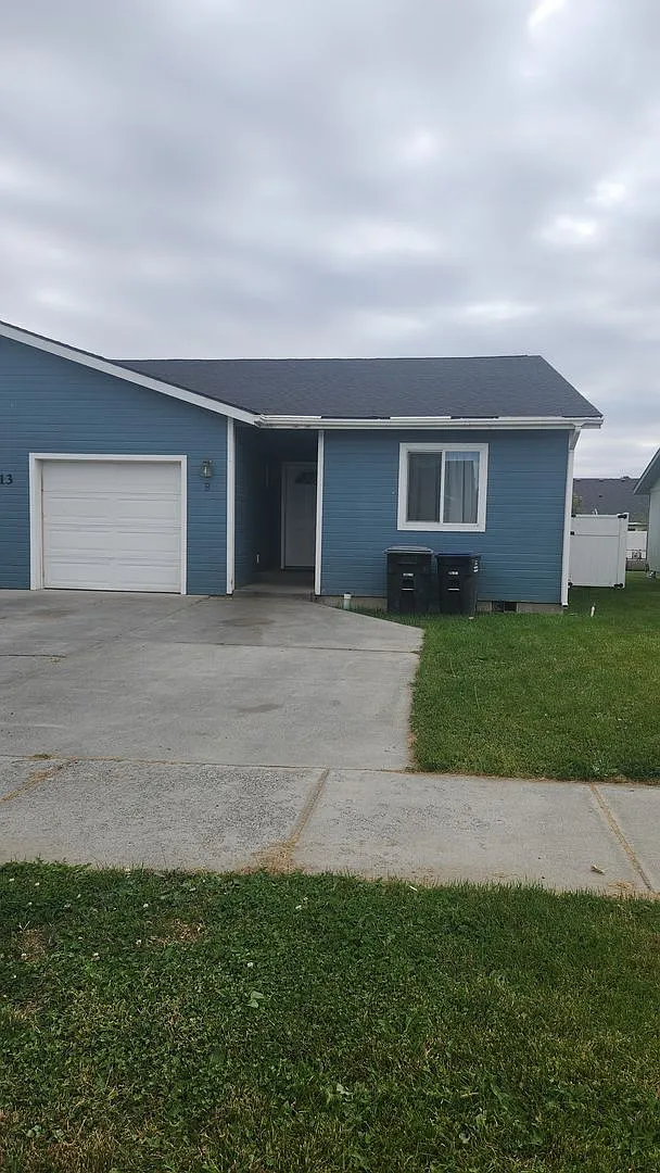 3 Bed 2 Bath one story duplex w/ single car garage in Moses Lake — Photo 1