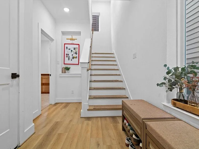 3026 Live Oak St — Photo 3