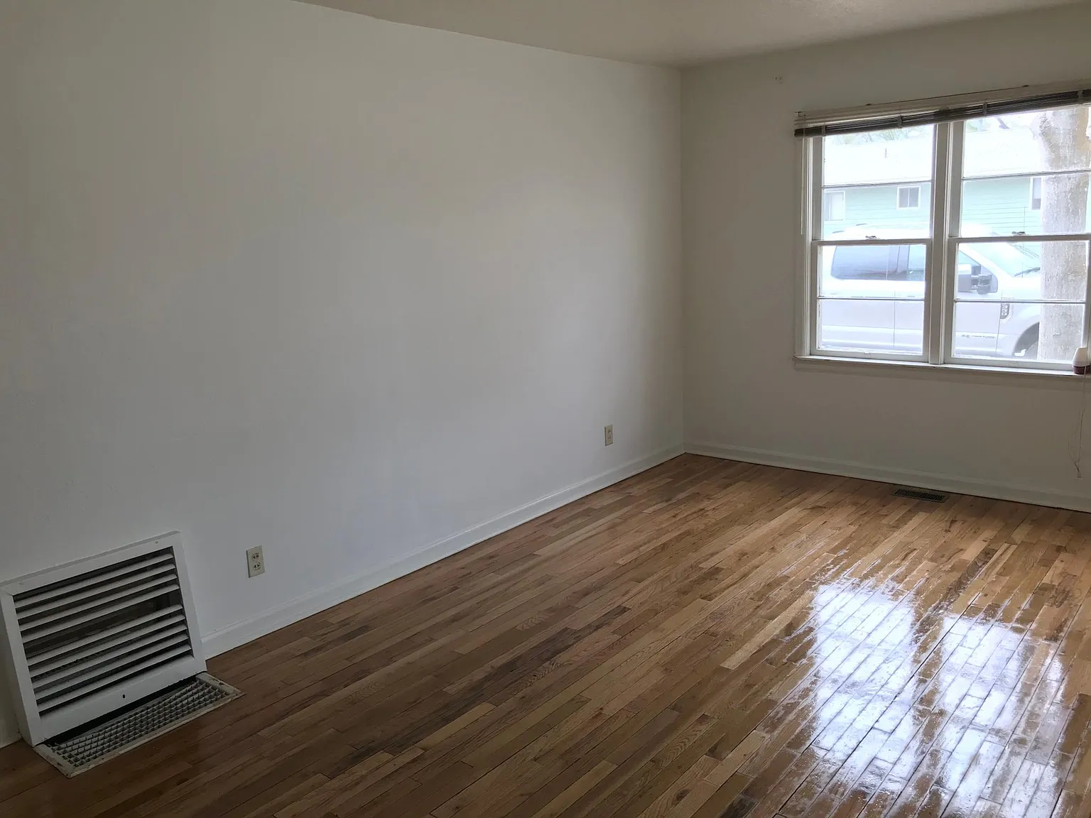 3 bed, 1207 sqft, $1,900 — Photo 3
