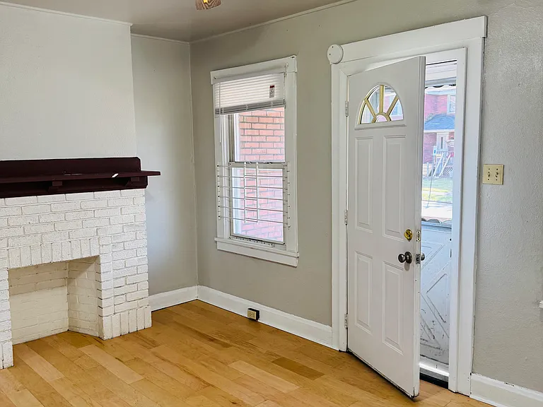 828 Vankirk St — Photo 3