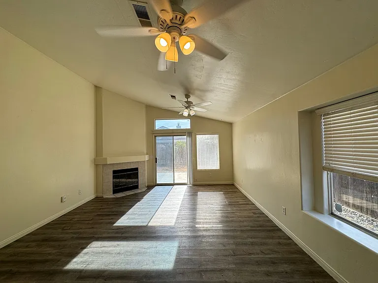 9109 Chattaroy St — Photo 3
