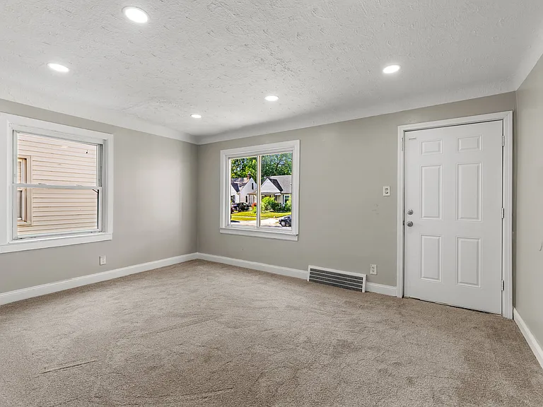 25477 Hopkins St — Photo 17