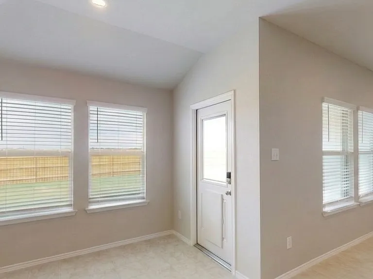 1261 Lindsey Dr — Photo 3