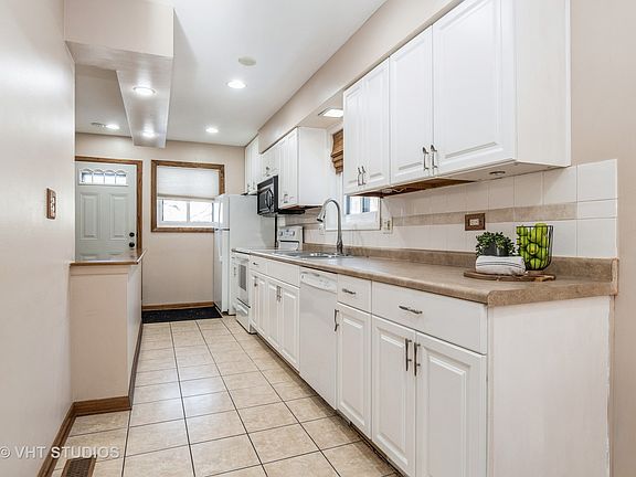 3rd image of 18W200 Kirkland Ln
