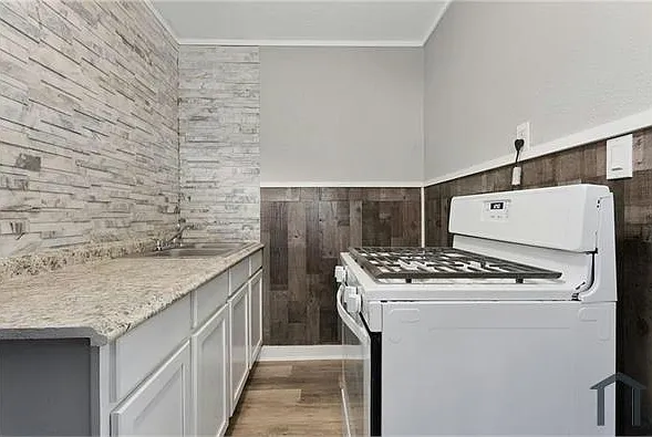 1841 S Harris Ave — Photo 9