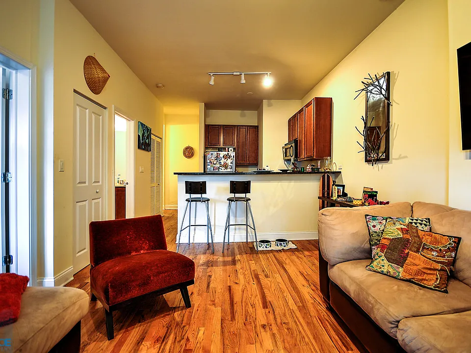 1830 West Superior Street Living Area Photo