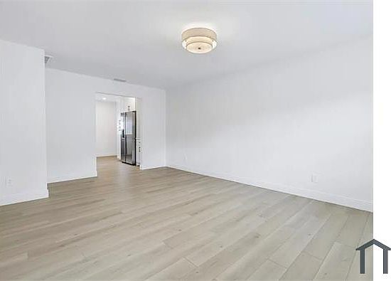 5th image of 3011 W Binnicker Ave