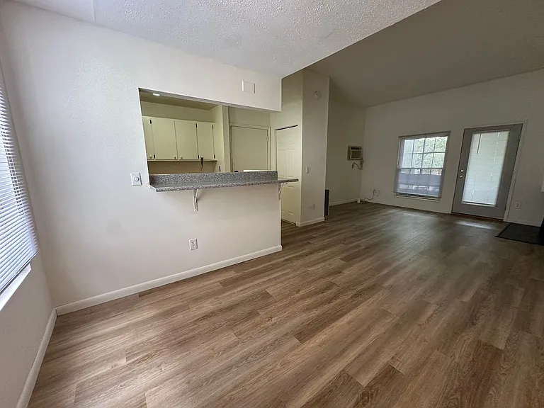 University Park Apartments near Cornell University — Photo 637