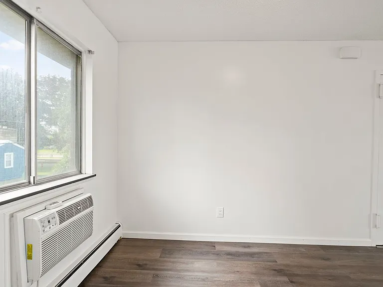 Barbara Manor — Photo 13