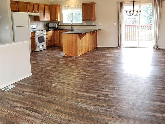 Open floor plan, gas fireplace, granite countertops with gas range. Deck off of dining area.