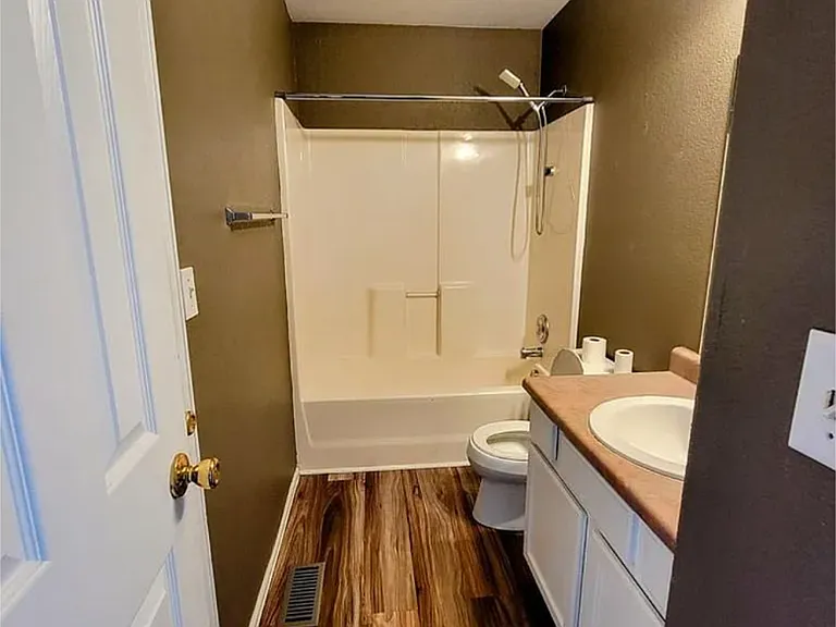 676 E Clarion Dr #B — Photo 7