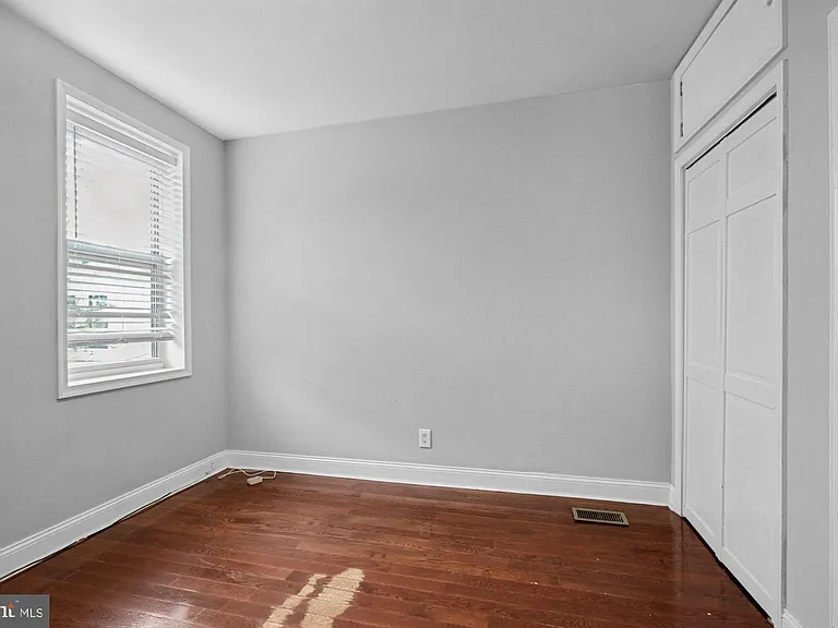 2319 E Somerset St — Photo 25
