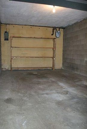 Full size garage with garage door opener- key pad and remote. Great for winter!!