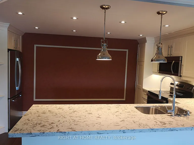 7440 Bathurst St #1102 — Photo 10