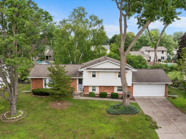 517 Hilltop Dr, Green Bay, WI 54301