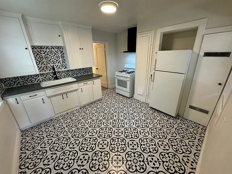 2423 L St #2 — Photo 10