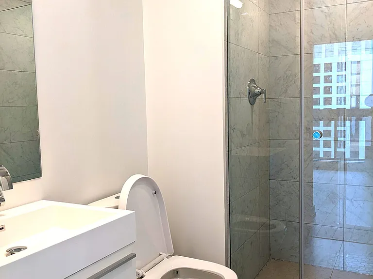 39 Roehampton Ave #3210 — Photo 12