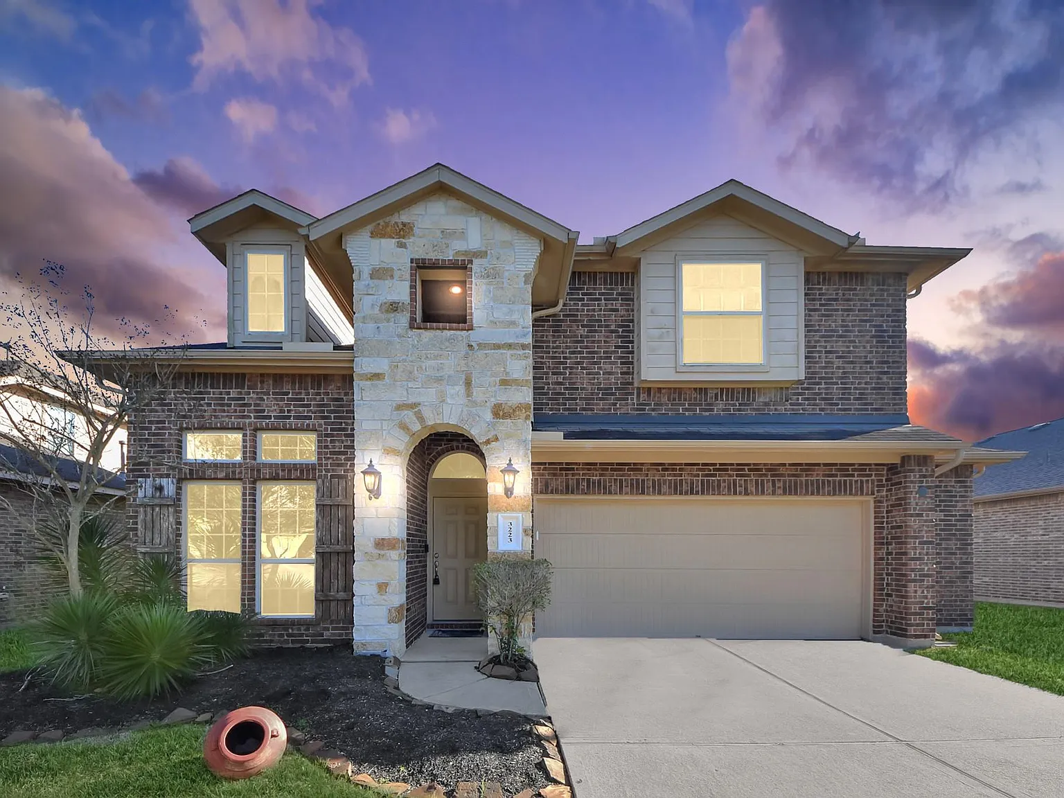 4 bed, 2.5 bath, 2401 sqft, $2,250 — Photo 2