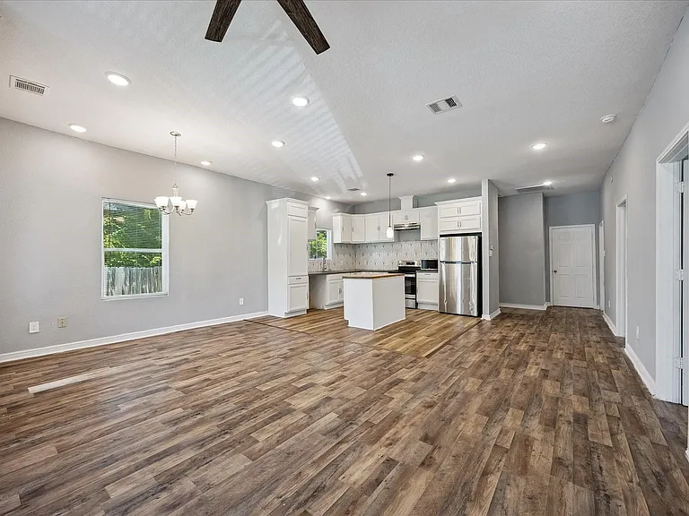 3025 Drew St — Photo 7