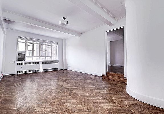 3rd image of 10 W 74th St APT 6D