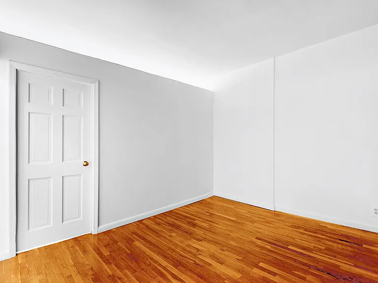 226 E 25th St #5D — Photo 3