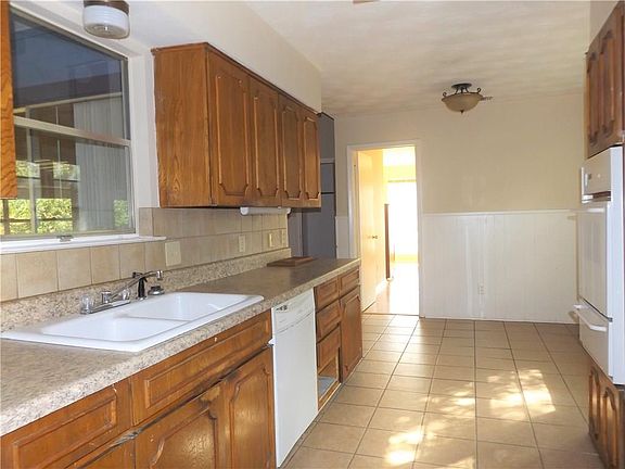 5th image of 718 White Oak Ln