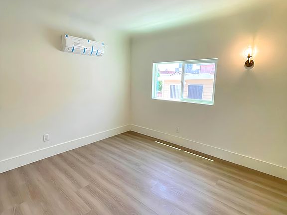 3rd image of 1038 S Berendo St