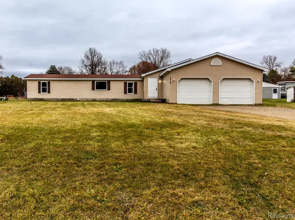 1814 Burlington Dr, Lapeer, MI 48446