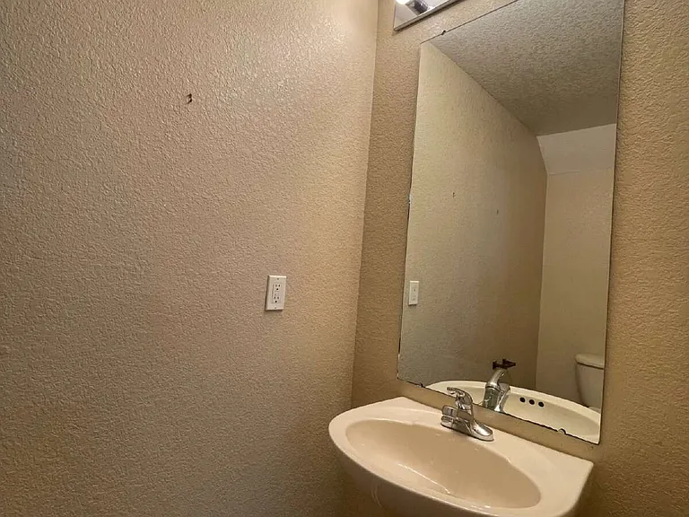 806 Baldwin Rowe Cir #1 — Photo 27