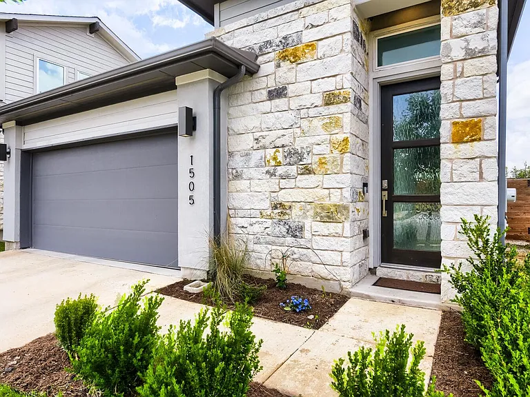 1505 Seeger Dr — Photo 2