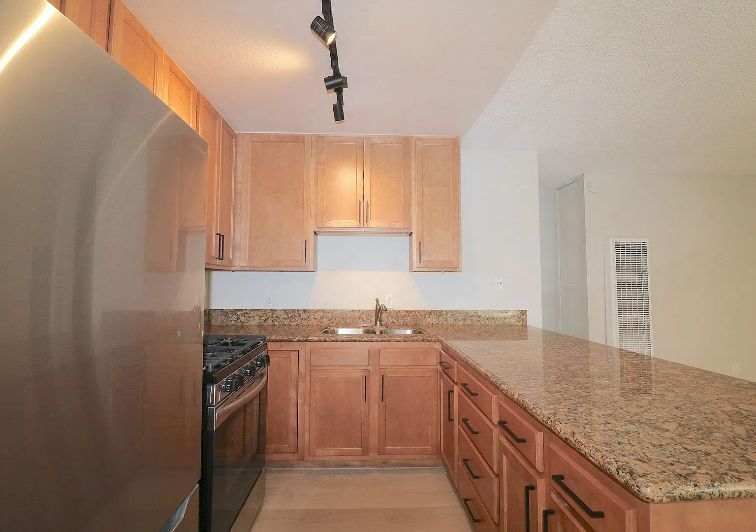 4333 Winona Avenue — Photo 3