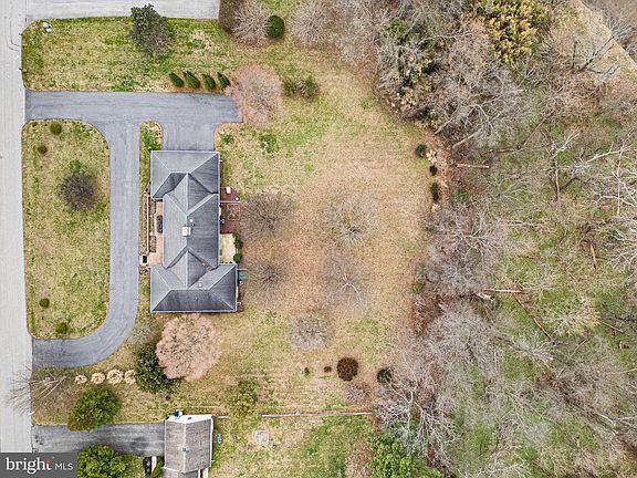 3rd image of 185 Riverside Dr