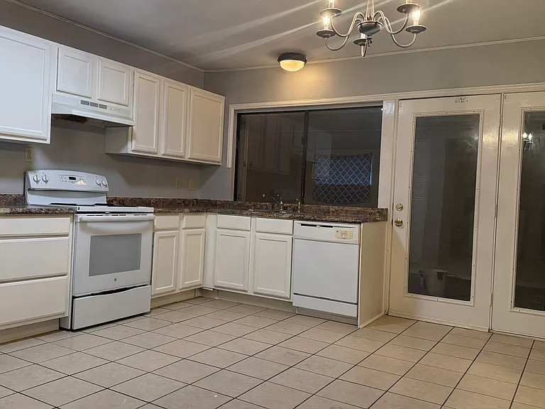 949 Middle Cove Dr — Photo 2
