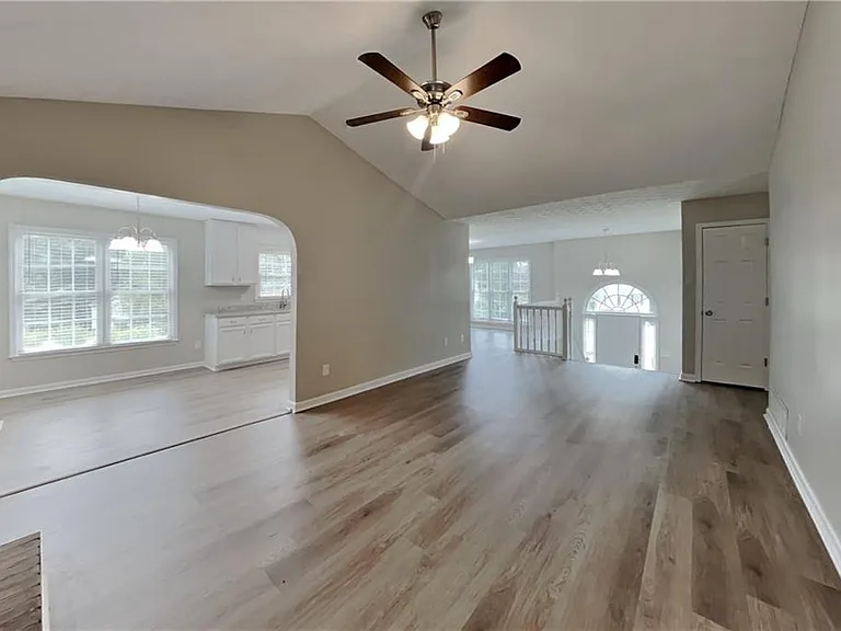170 Sterling Dr — Photo 2