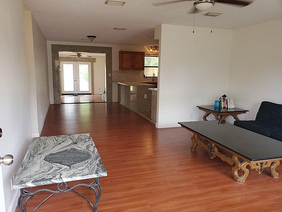 4th image of 210 Mimosa Dr