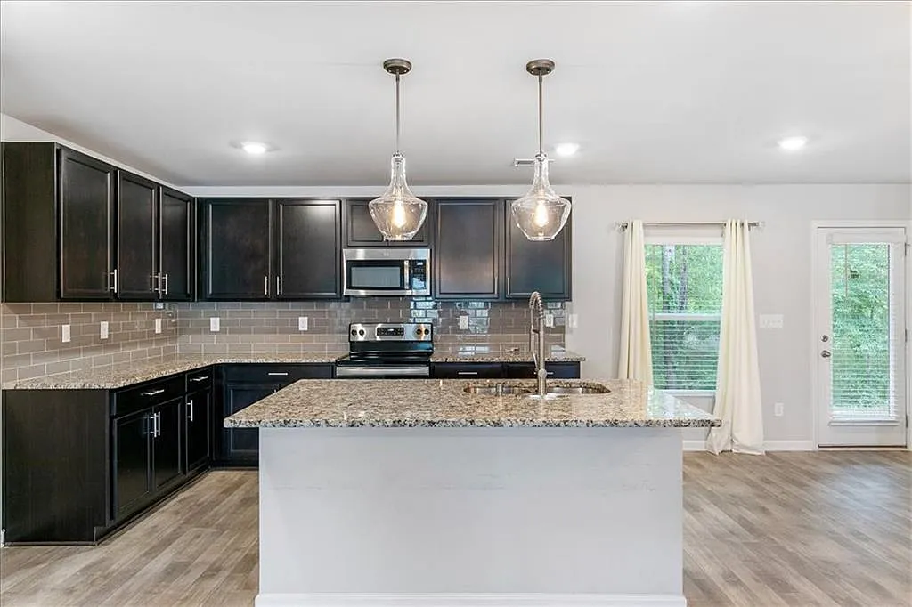 4 bed, 2.5 bath, 2322 sqft, $2,750 — Photo 3