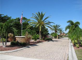 884 Palmetto Pointe Cir, Cape Coral, FL 33991