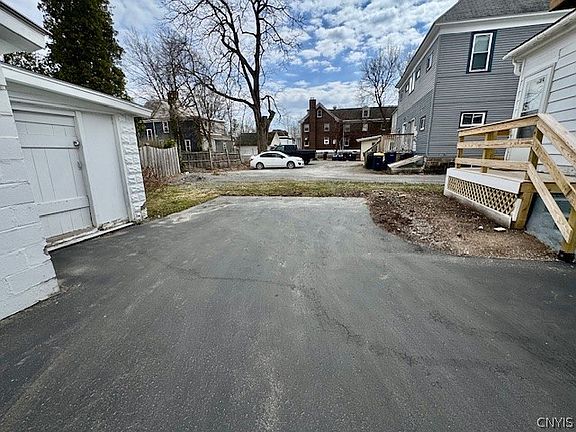 4th image of 521 Main St