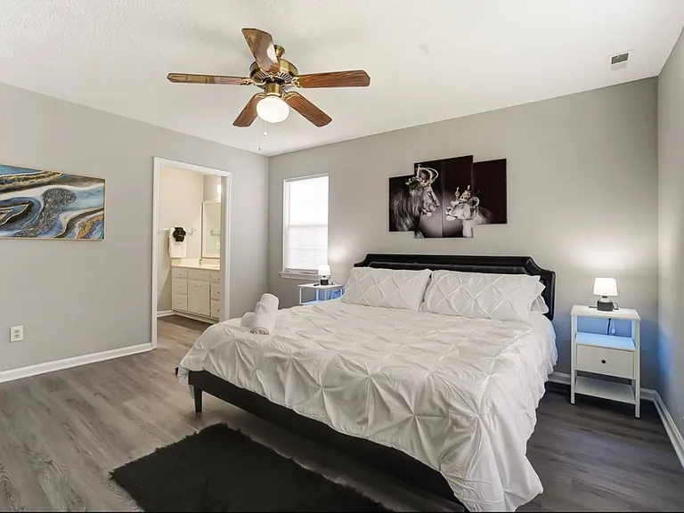9501 Pondside Ln — Photo 32