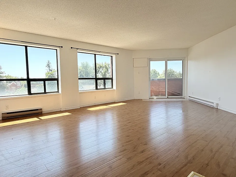 10 Pearl St W #204