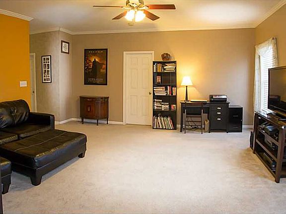 5th image of 19134 Fox Chase Dr