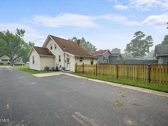 5th image of 103 Silver Maple Dr