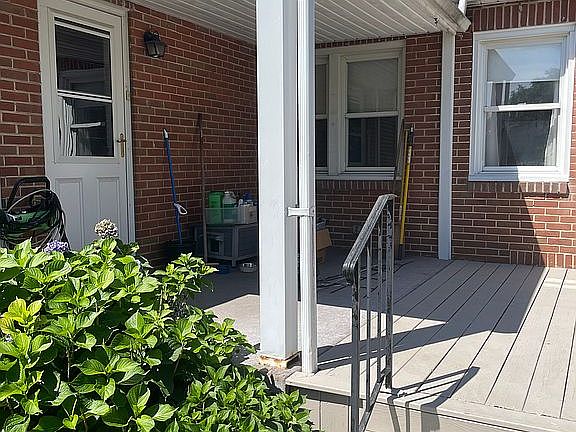 3rd image of 325 Franklin St