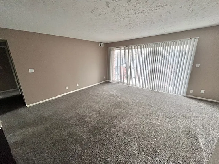 Bristol Square Apartments — Photo 73